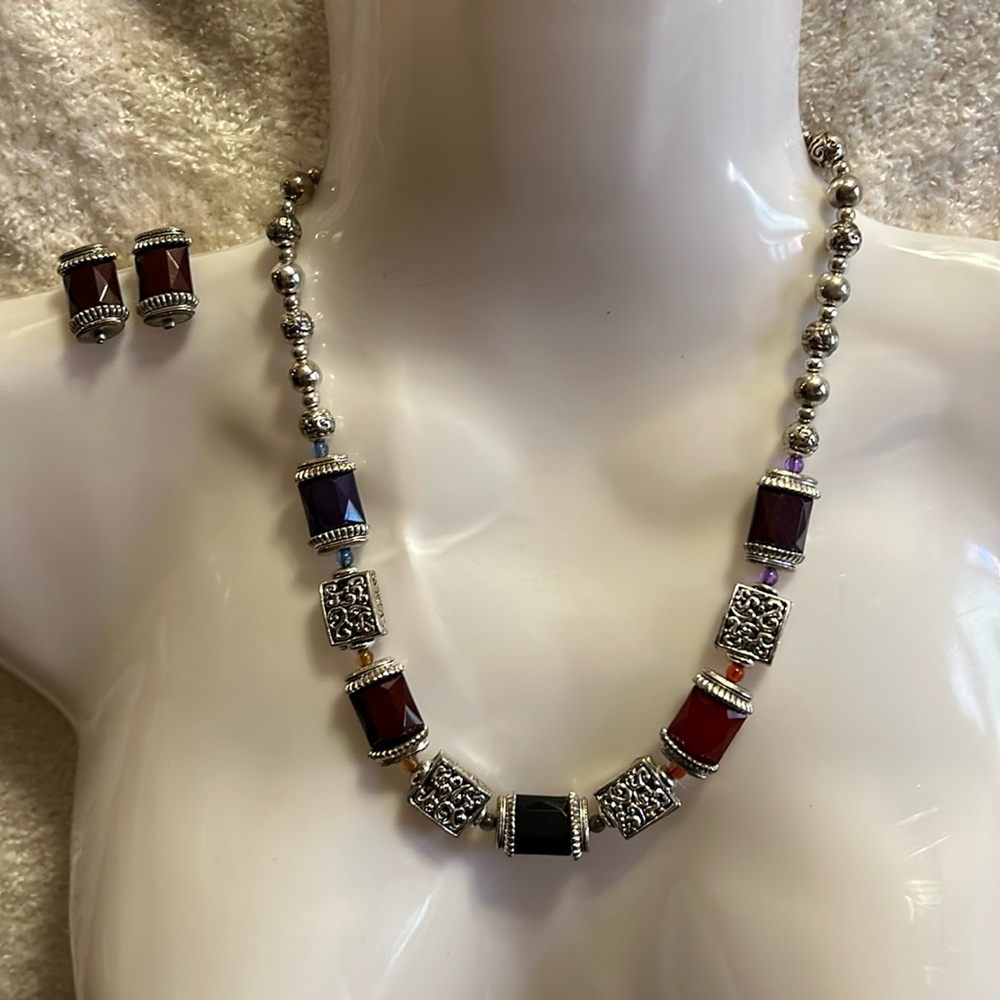 Women’s Beautiful Vintage Silver Bold Red Burgundy Black Blue stones and earring